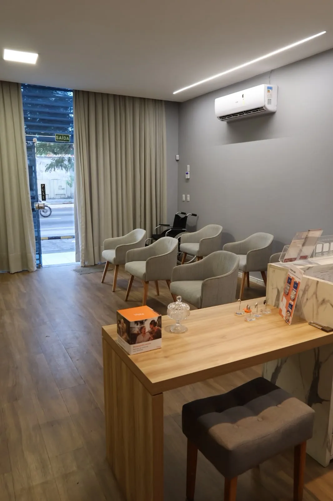 Recepção da Audio Senses com poltronas e balcão
